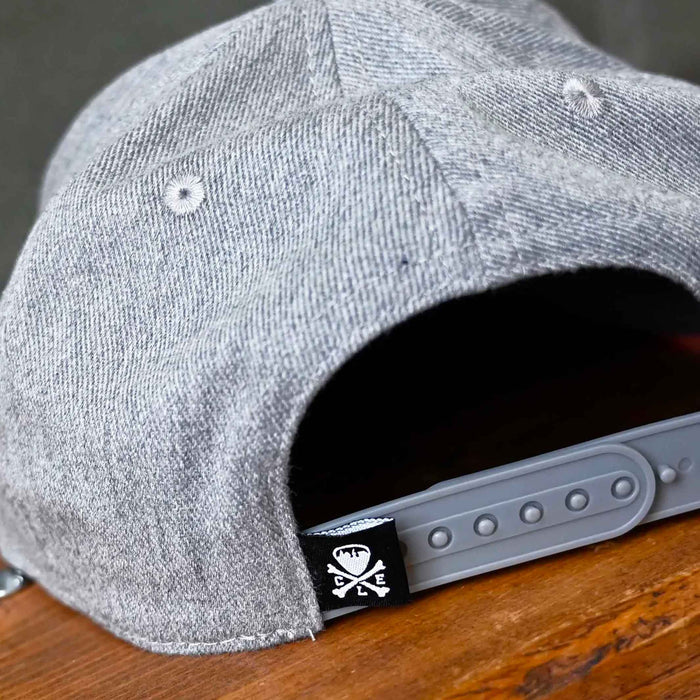 CLE CROSS BONES LOGO SNAP BACK HAT IN GREY DETIAL OF SNAP CLOSURE.