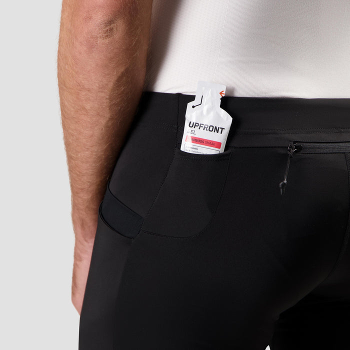 Detail van Rogelli Distance korte hardloopbroek strakke pasvorm heren zwart achterkant.