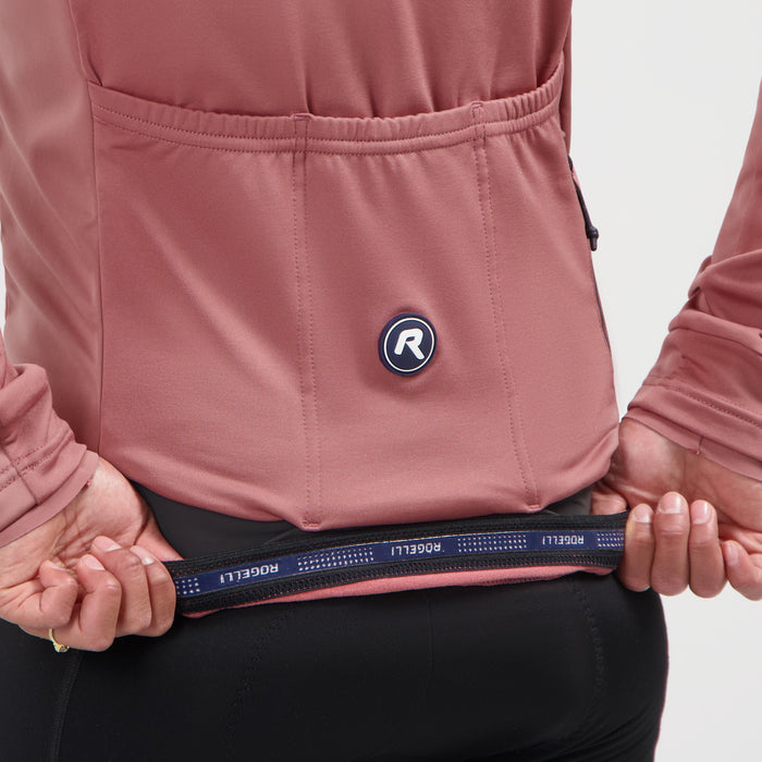 Detail van Rogelli Essential II fietsjack dames chutney achterkant.