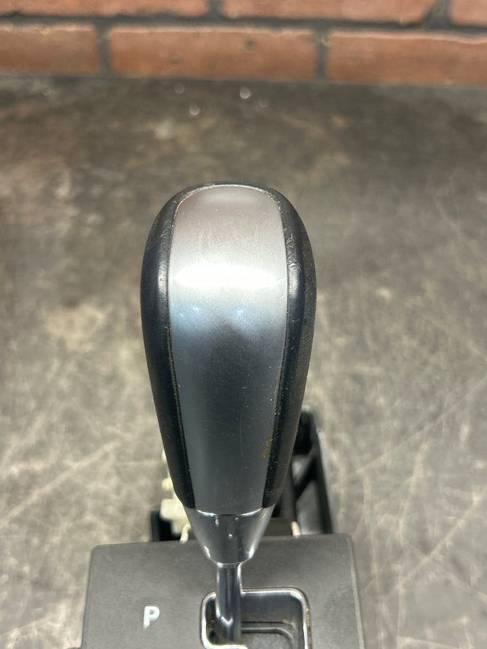 2005-2007 CHRYSLER 300C SRT8 AUTOMATIC TRANSMISSION GEAR SHIFTER SELECTOR OEM