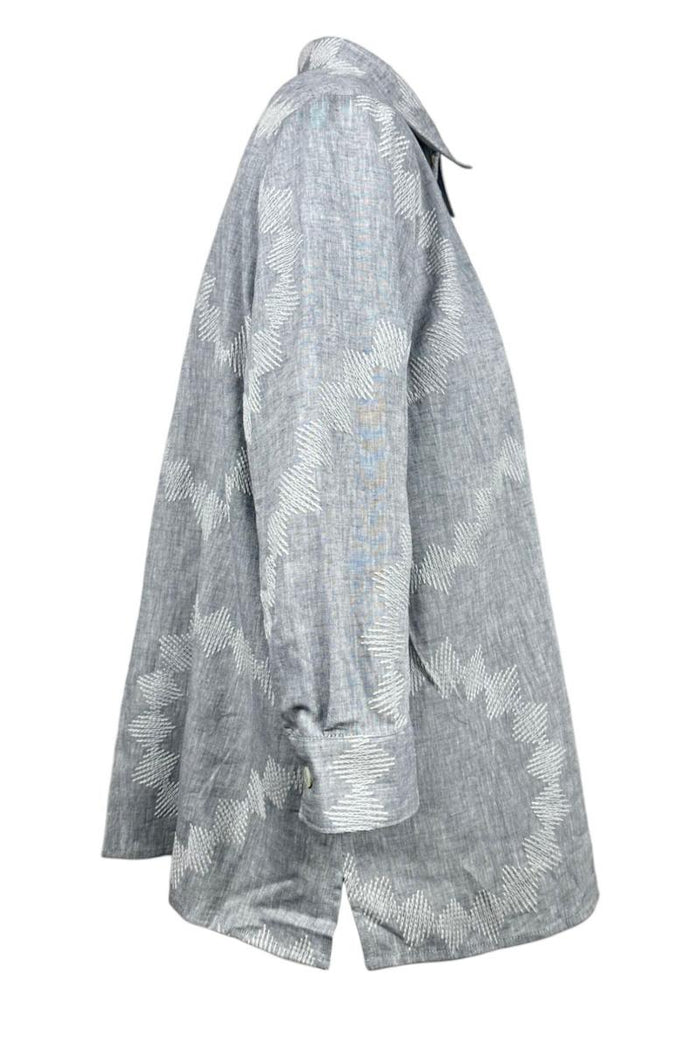 camicia donna in lino grigio con ricami grigia e bianca.