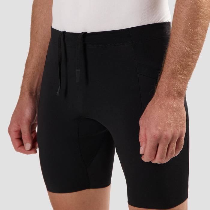Detail van Rogelli Distance korte hardloopbroek strakke pasvorm heren zwart voorkant.