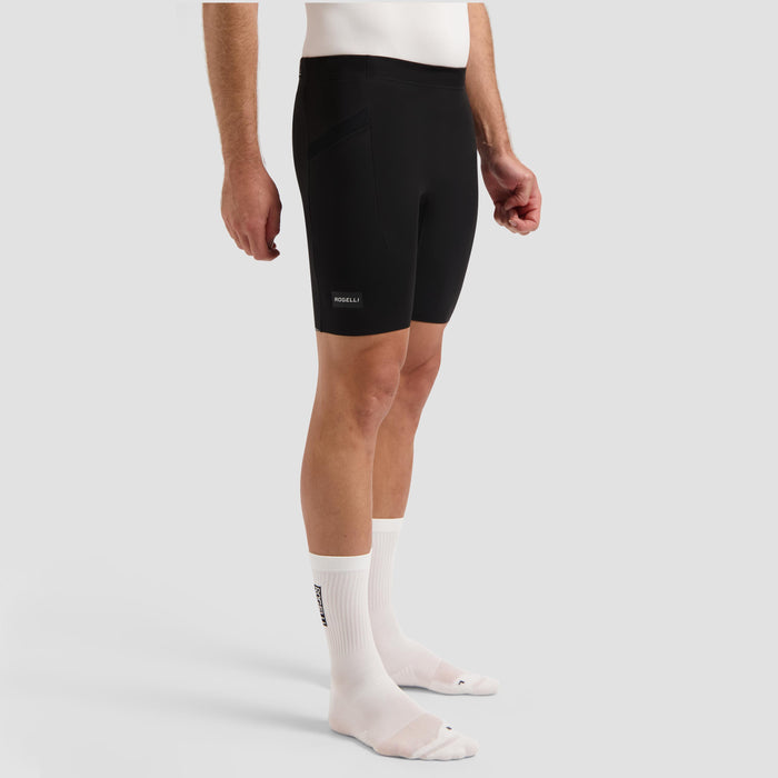 Rogelli Distance korte hardloopbroek strakke pasvorm heren zwart gedragen voorkant.