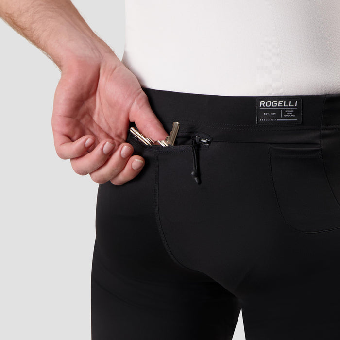 Detail van Distance korte hardloopbroek strakke pasvorm heren zwart met zakken achterkant.