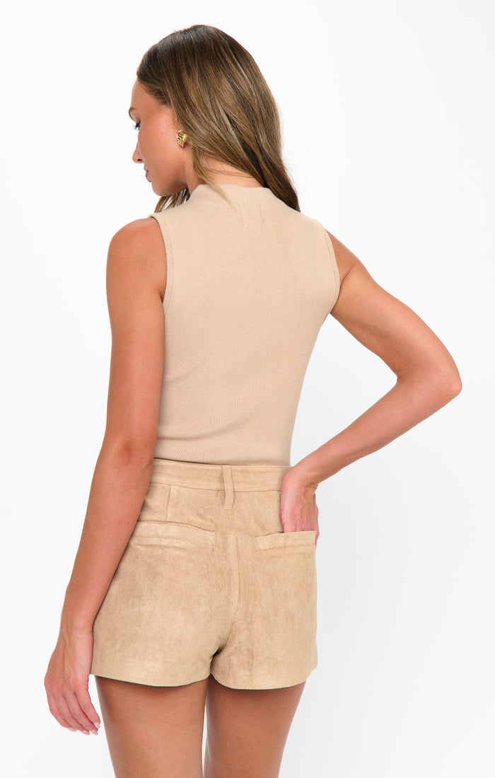 badge_model-wears-size-s